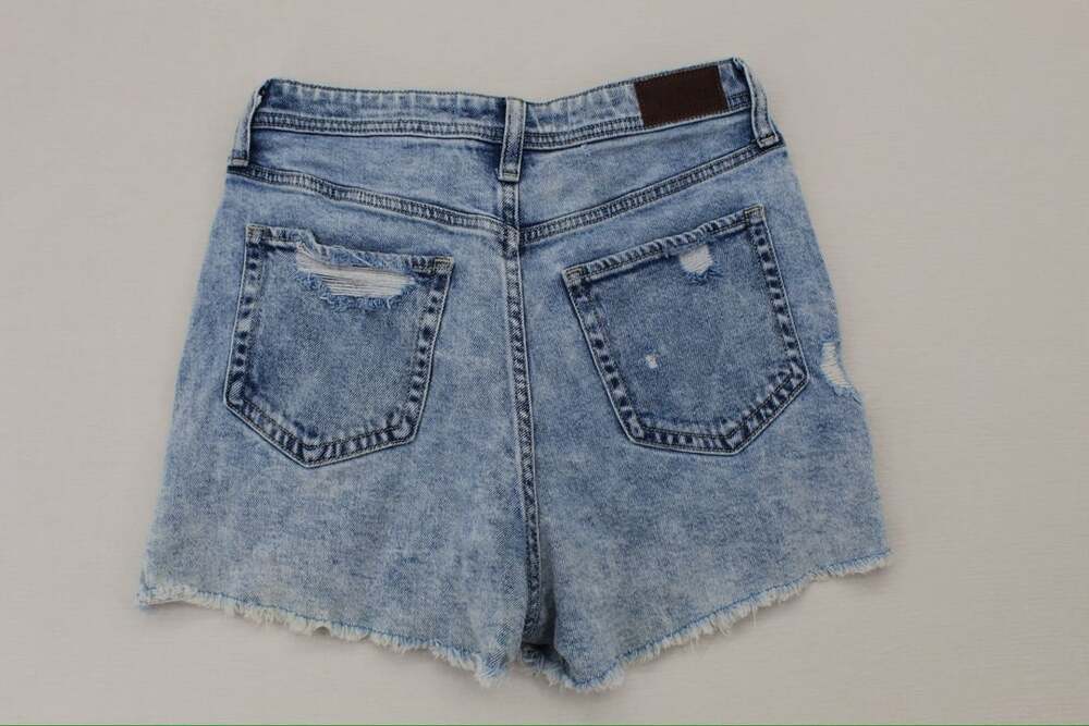 Hollister Curvy Ultra High-Rise Mom Short Distressed Denim Shorts Size 5 W27 - Picture 5 of 8